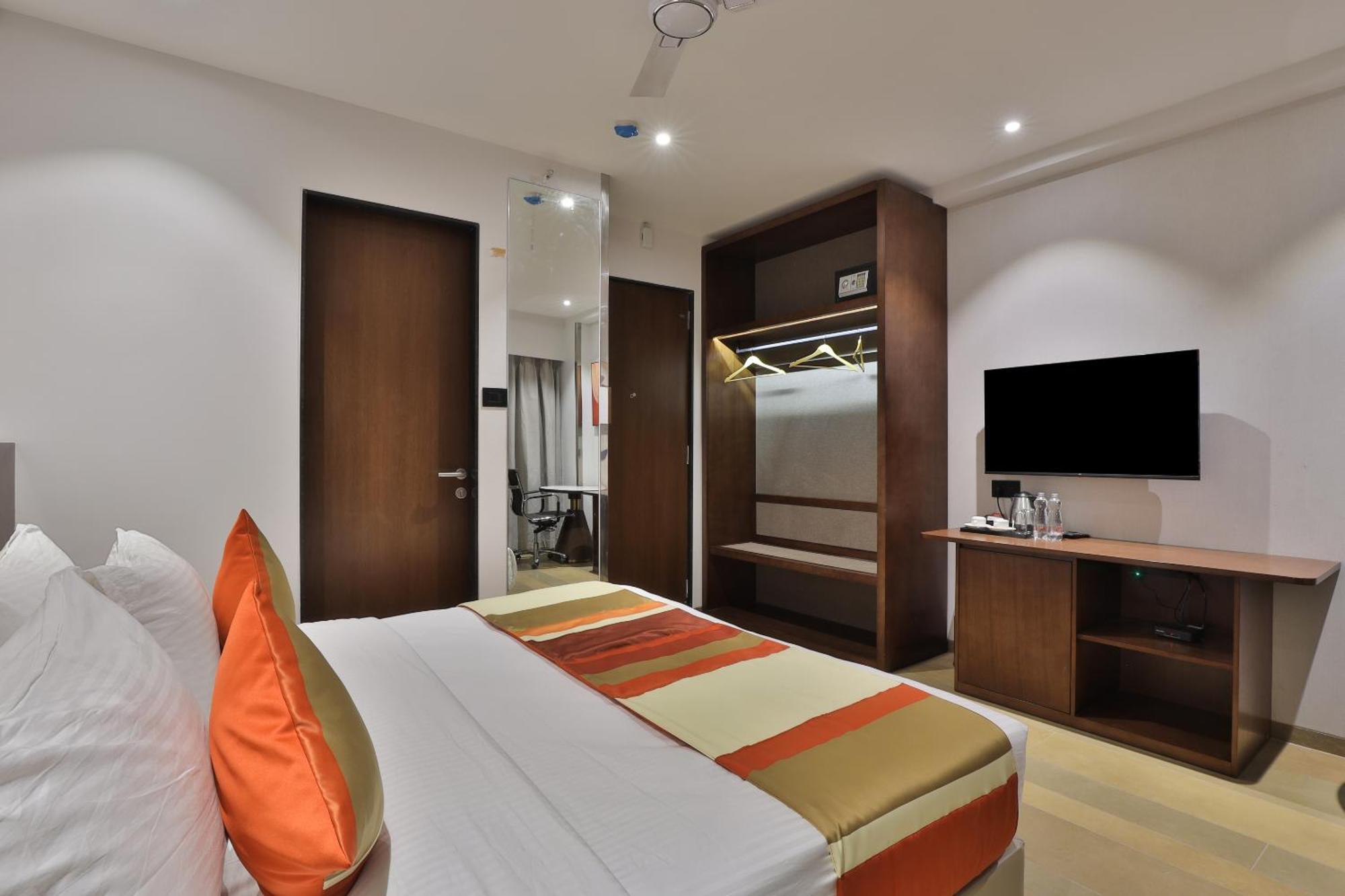 Hotel Elements Surat Luaran gambar